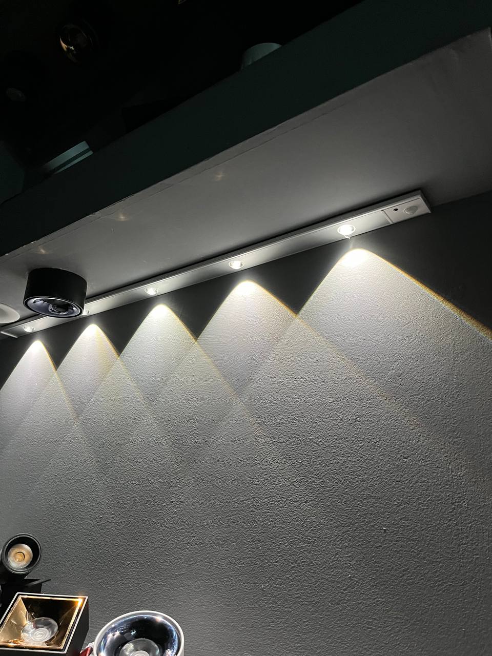تصویر از چراغ زیر کابینتی 80 سانت مگنتی